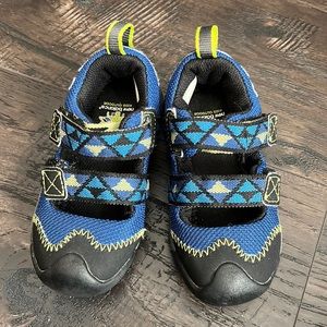 New Balance boys size 6 sandals